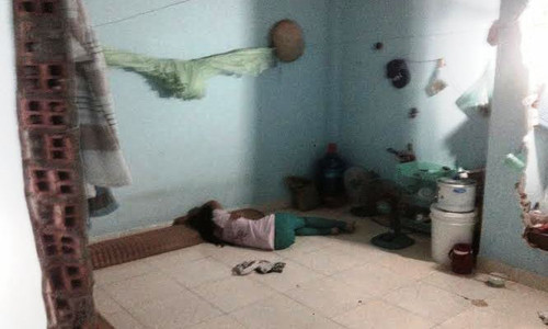 Bé gái mới hơn 13 tuổi đã bị 2 thanh niên cùng quê dụ dỗ quan hệ ngay tại phòng trọ của gia đình. Bé gái mới hơn 13 tuổi đã bị 2 thanh niên cùng quê dụ dỗ quan hệ ngay tại phòng trọ của gia đình.