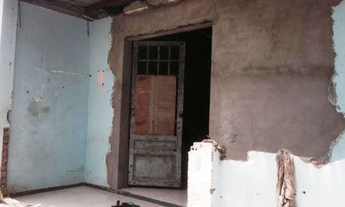 Cha nạn nhân bất ngờ trở về phát hiện vụ việc đã khống chế, khóa cửa nhốt 2 "yêu râu xanh" rồi đến công an trình báo vụ việc. Cha nạn nhân bất ngờ trở về phát hiện vụ việc đã khống chế, khóa cửa nhốt 2 "yêu râu xanh" rồi đến công an trình báo vụ việc.