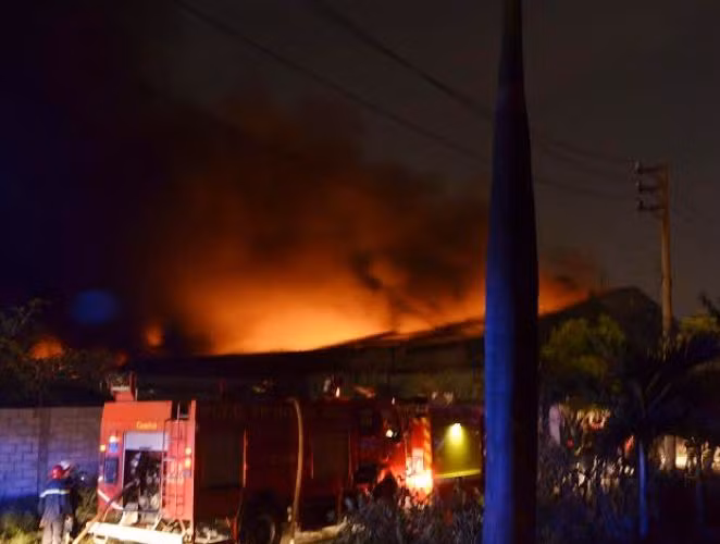 Toàn bộ địa bàn xảy ra cháy được phong tỏa và cô lập nguồn điện để lực lượng chữa cháy làm nhiệm vụ.