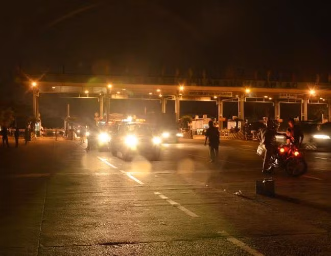 Lực lượng CSGT, Công an quận Bình Tân...đã phong tỏa, điều tiết phương tiện lưu thông trên QL1. Hàng ngàn người đứng dọc 2 bên đường, khu vực trạm thu phí An Sương- An Lạc để theo dõi vụ cháy.