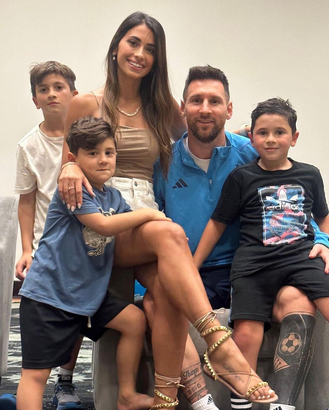 Ngày 5/12, Antonella Roccuzzo đăng lên Instagram ảnh chụp cùng chồng, danh thủ người Arghentina Lionel Messi, và ba con trai Thiago, Mateo và Ciro. Bài đăng hút hơn 260.000 lượt "Thích" chỉ sau chưa đầy 30 phút, cho thấy sự quan tâm lớn của cộng đồng mạng đối với một trong những gia đình kiểu mẫu bóng đá thế giới. Ảnh: IG.