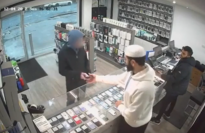 Vao cua hang dien thoai cuop giat, thanh nien voi quay lai tra vi...-Hinh-3