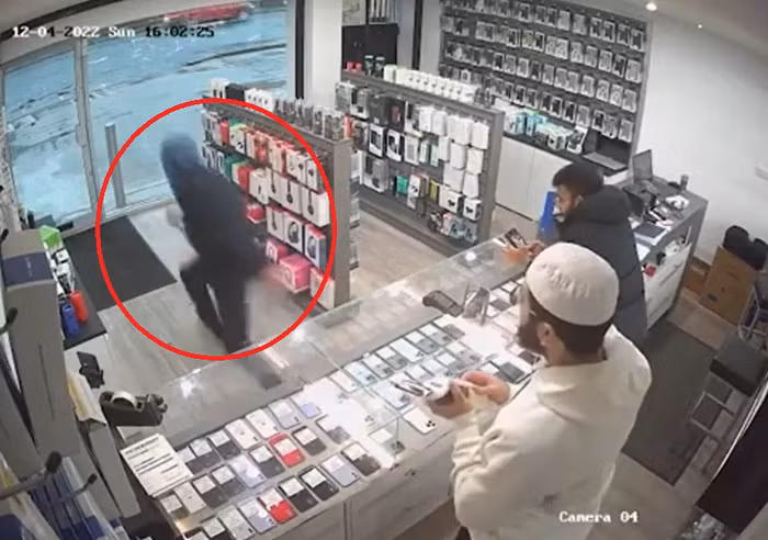 Vao cua hang dien thoai cuop giat, thanh nien voi quay lai tra vi...