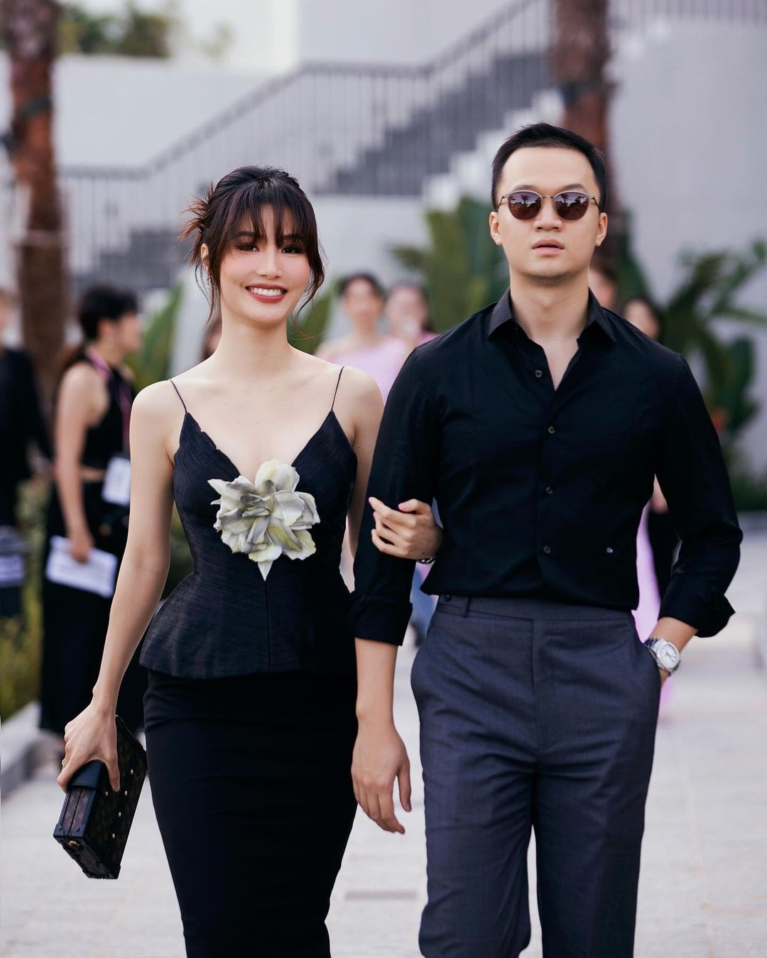  Diễm My và doanh nhân Vinh Nguyễn thông báo tin vui vào sáng 26/12. Bạn trai Việt kiều đã "trói buộc trái tim" người đẹp bằng nhẫn kim cương trên khinh khí cầu ở Melbourne, Australia vào dịp lễ Giáng sinh. Đồng nghiệp, khán giả gửi lời chúc mừng đến hạnh phúc của đôi uyên ương sau thời gian dài gắn bó.