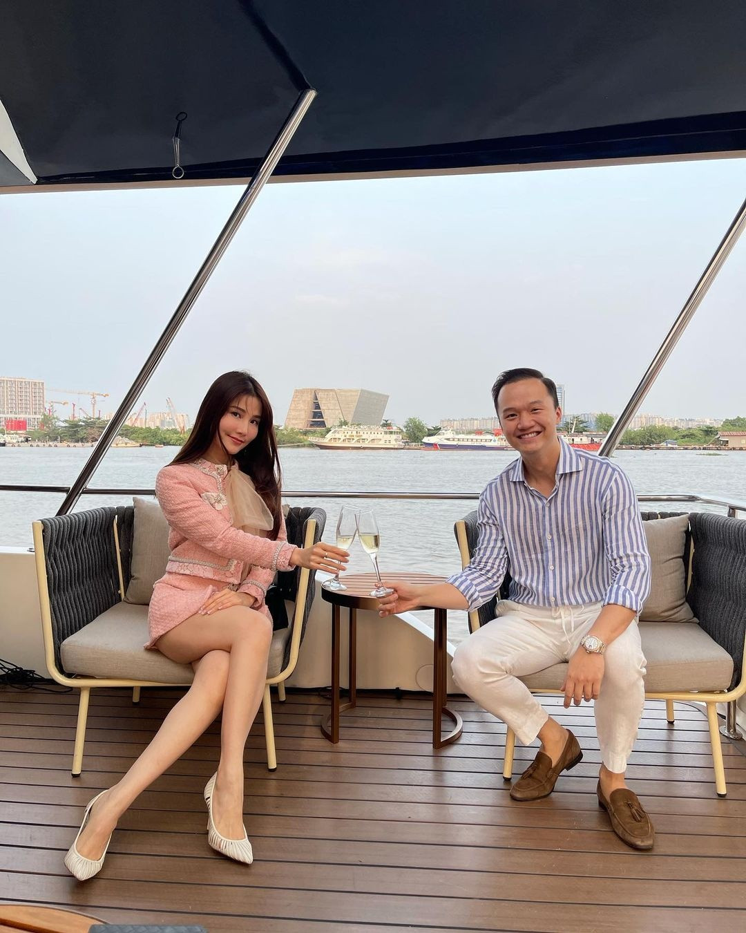 Diễm My cho biết hai người có tính cách khác nhau nhưng luôn cố gắng dung hòa. Cô là người thích sự nổi loạn, còn bạn trai thích những gì an toàn, ổn định, bình yên. Trải qua những hiểu lầm trên, tình cảm của hai người càng gắn bó hơn. "Tình yêu của bất cứ ai cũng trải qua những lúc thăng trầm, có cả khoảng lặng. Tôi và bạn trai cũng như thế, có lúc giận dỗi, không nói chuyện nhưng sau tất cả lại thấy cần nhau nhiều hơn", cô chia sẻ.