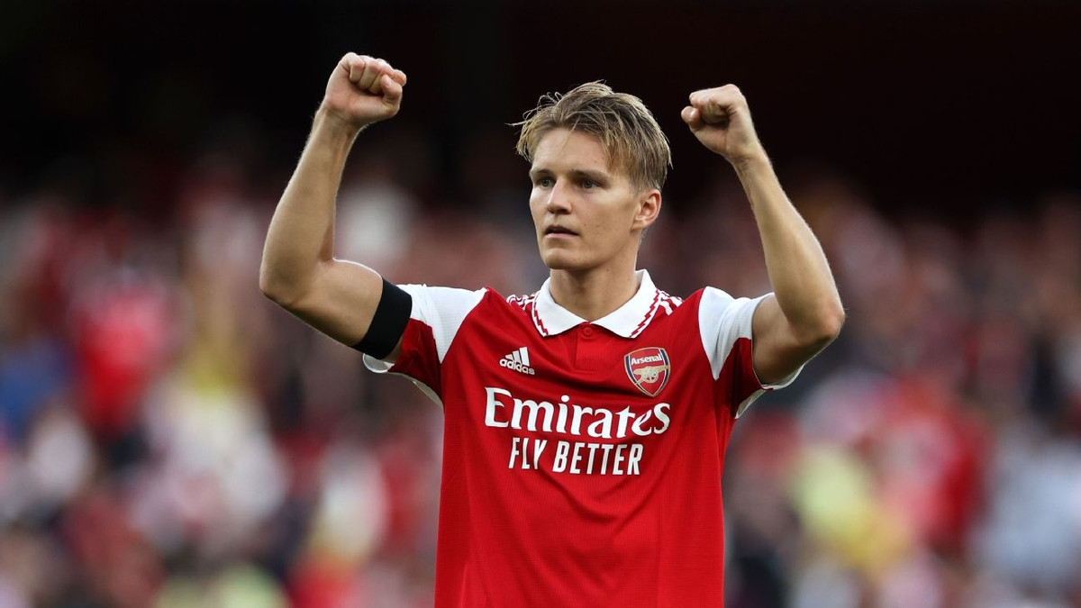 6. Martin Odegaard (Arsenal): Thủ quân của "Pháo thủ" chơi ấn tượng từ đầu mùa với 6 bàn và 4 kiến tạo tại Premier League. Sự trưởng thành trong cách chơi của Odegaard giúp anh chiếm được lòng tin của HLV Mikel Arteta.