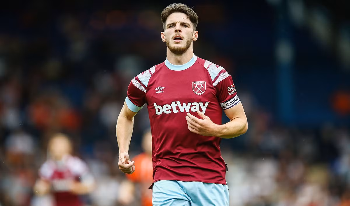 5. Declan Rice (West Ham): 2022 là năm thi đấu thành công của Rice. Anh là trụ cột ở cấp câu lạc bộ lẫn đội tuyển quốc gia. Ở mùa giải 2021/22, Rice góp công giúp West Ham vào đến bán kết Europa League.