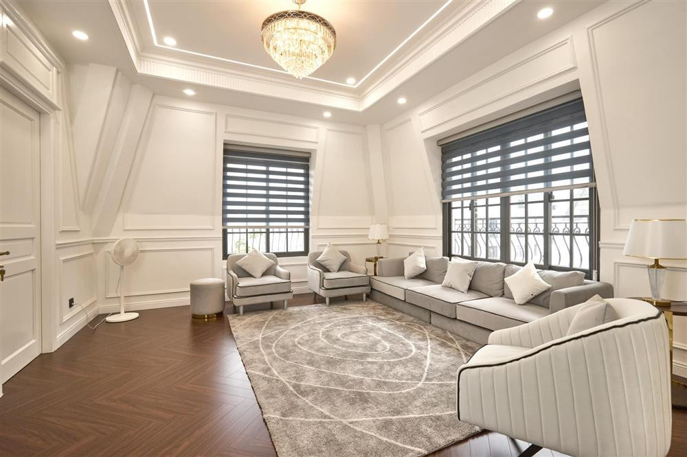 Những tấm ảnh chụp thực tế nhà ba mẹ, không còn là trên bản vẽ nữa. Lo nhà cho ba mẹ xong rồi, giờ tôi lo nhà cho tôi nữa đây, hồi hộp quá đi", cô viết.