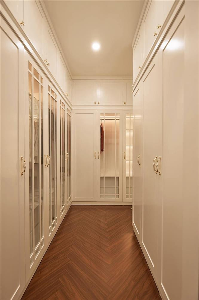 hu vực thay đồ rộng rãi, tủ quần áo được thiết kế sang xịn, đặt sát tường.