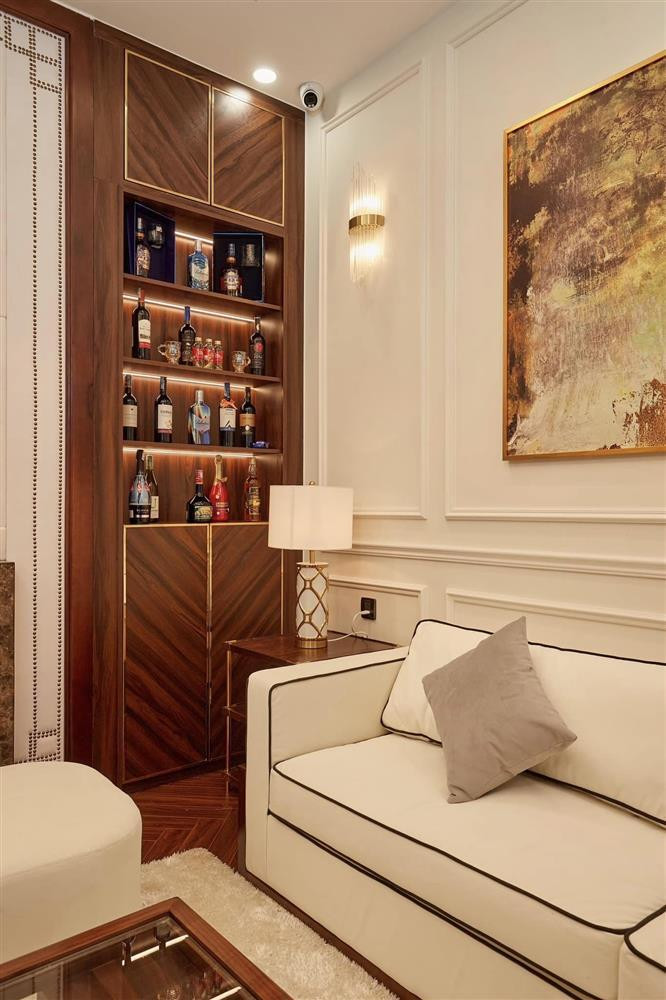 hòng khách có tủ để rất nhiều loại rượu quý. 