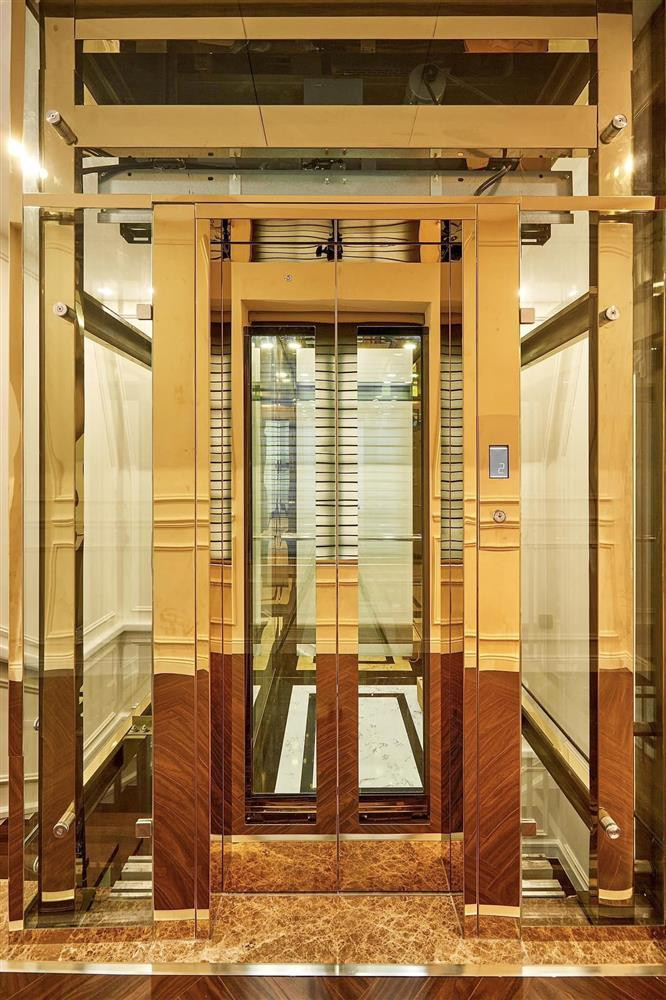 ##ss###style="text-decoration: underline;">Căn hộ rộng 300m2, có rất nhiều phòng. Sợ bố mẹ lớn tuổi, đi lại vất vả, đại gia quận 7 còn lắp thêm thang máy trong nhà.