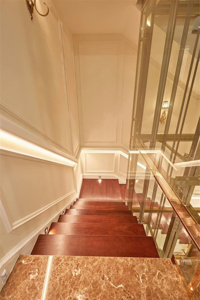 ầu thang lên xuống được lắp sàn gỗ nhìn vô cùng xịn mịn.