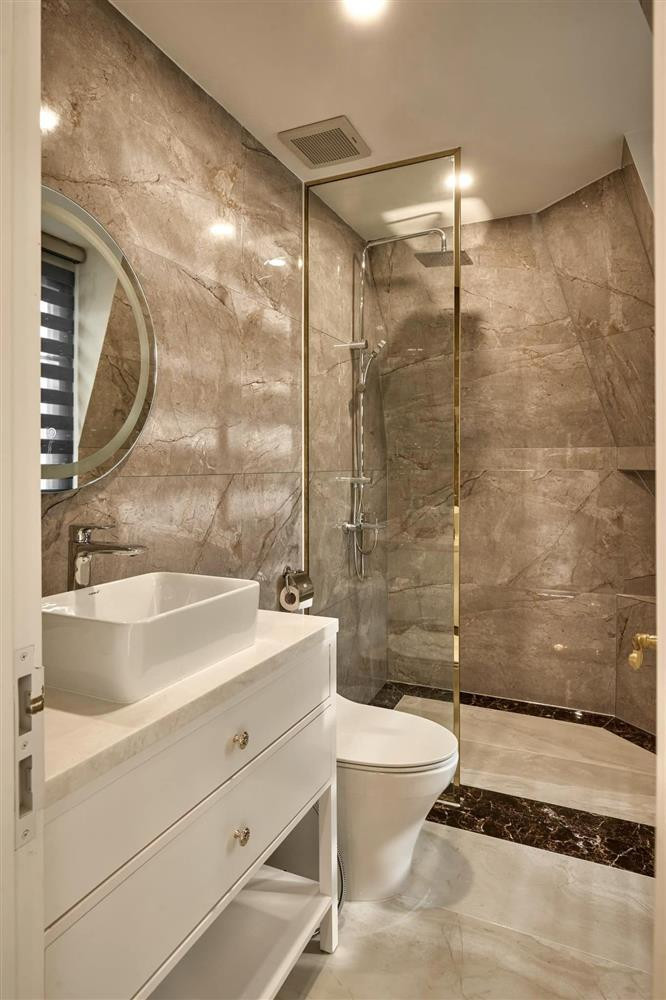 hêm một nhà tắm nữa, được thiết kế theo phong cách giản dị hơn.