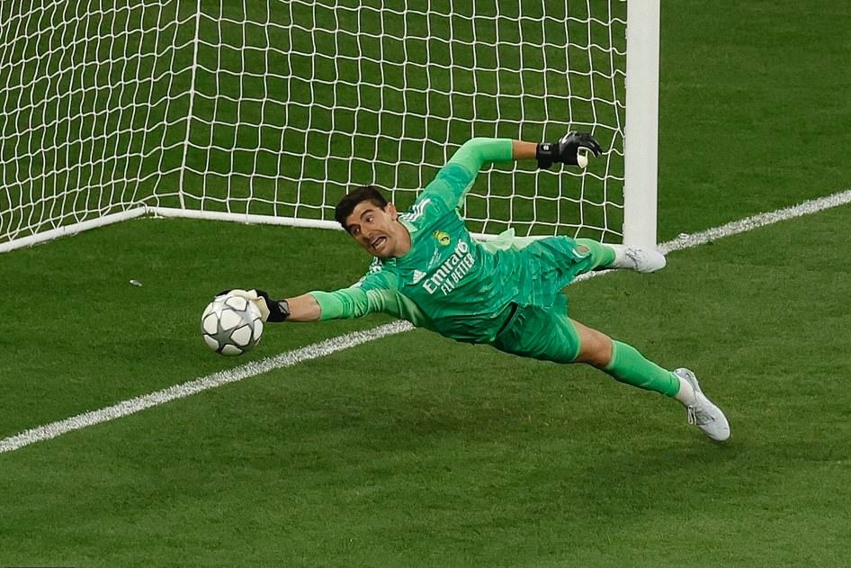 Sự xuất hiện của Thibaut Courtois trong hè 2018 với giá 35 triệu euro cũng là một thương vụ chuyển nhượng khôn ngoan của Real. Với Courtois, Real có thể không phải thay người gác đền trong vòng 10 năm. Chiến lược chuyển nhượng đi trước thời đại giúp Real luôn duy trì vị thế và liên tục gặt hái thành công trong những năm gần đây.