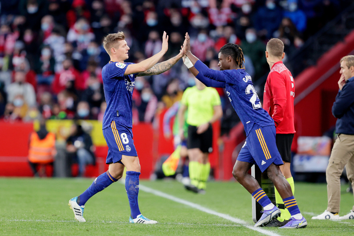 Không cầu thủ nào là không thể thay thế. Kể cả ở thời điểm bộ ba Luka Modric, Casemiro và Toni Kroos (CMK) vẫn còn đỉnh cao phong độ, Chủ tịch Florentino Perez nhanh chóng mang về Eduardo Camavinga với giá 30 triệu euro. Chính Camavinga khiến tuyến giữa Man City hoàn toàn tê liệt ở bán kết Champions League lượt về mùa trước. Hè 2022, Casemiro gia nhập MU nhưng khu trung tuyến của Real không có nhiều xáo trộn.