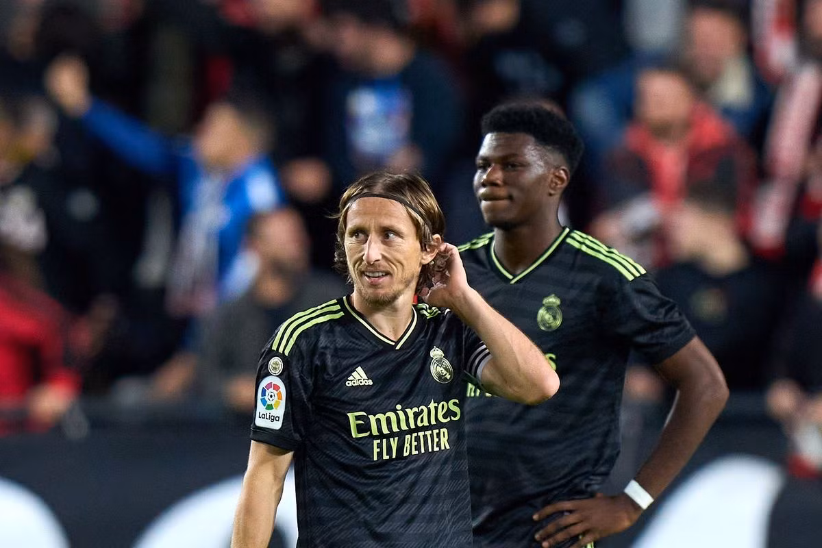 Trước Camavinga, Real sớm có Federico Valverde. Anh chơi hay và phá vỡ sự thống trị của bộ 3 CMK ở đội hình chính mùa trước. Sau đó, Real mua Aurelien Tchouameni với giá 80 triệu euro. Cầu thủ này là nhân tố chủ chốt của tuyển Pháp tại World Cup 2022. Cùng với Bellingham, kế hoạch làm mới hàng tiền vệ của "Los Blancos" có thể ngốn hơn 200 triệu euro.