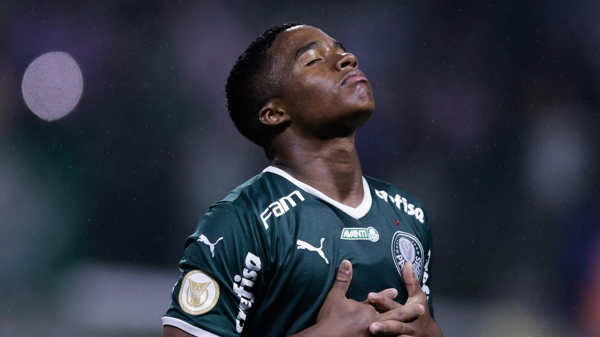 Benzema vẫn là tiền đạo số một nhưng Real sớm có sự chuẩn bị. Họ vừa chiêu mộ thành công Endrick với giá 72 triệu euro. Kylian Mbappe là phương án tối ưu nhất. Tuy nhiên, Real không thể chờ đợi tiền đạo người Pháp thay đổi ý định. Bộ ba mới với Endrick, Vinicius và Rodrygo tiêu tốn của Real khoảng 150 triệu euro.