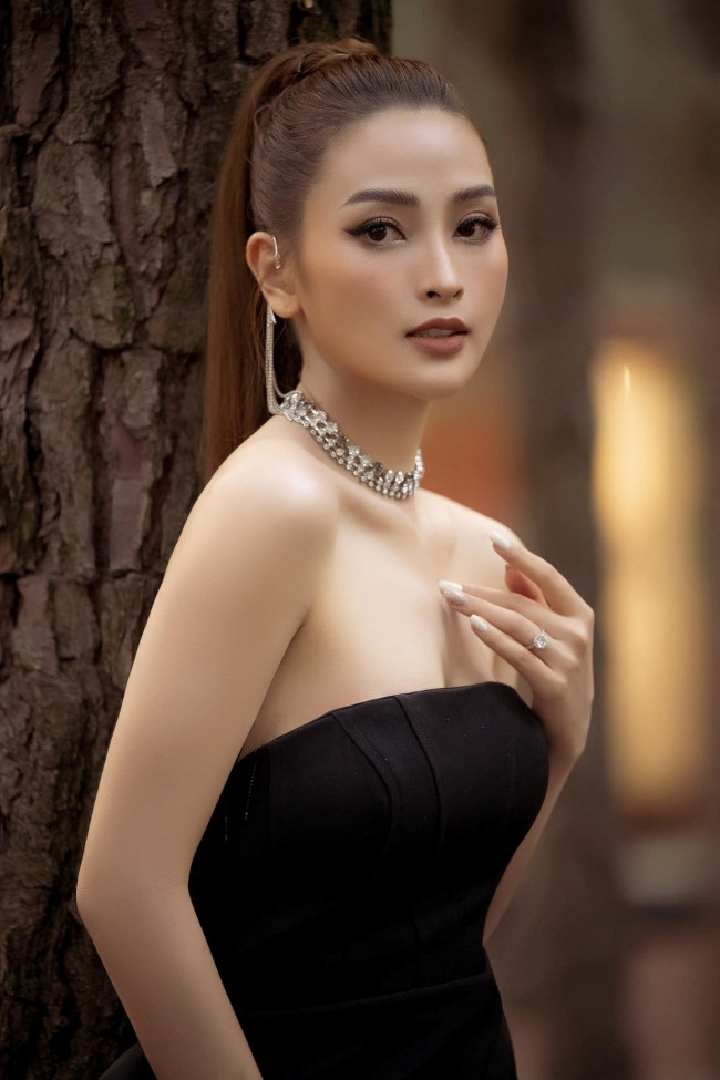 Mù Tạt sinh năm 1993, được biết đến là một trong những MC đời đầu của chương trình "Bữa Trưa Vui Vẻ" trên kênh sóng VTV6. Khi VTV6 dừng phát sóng, cô chuyển sang công tác tại VTV3.