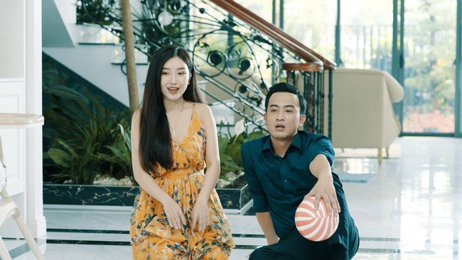 Trong phim "Đấu trí", ngoài dàn diễn viên nổi tiếng như Doãn Quốc Đam, nghệ sĩ Trung Anh... thì Ngọc Anh - cô nàng vào vai bồ nhí của Tuấn "nháy" cũng nhận được nhiều quan tâm. Xuất hiện ngay từ tập 1, cô "gây bão" vì nhan sắc xinh đẹp.