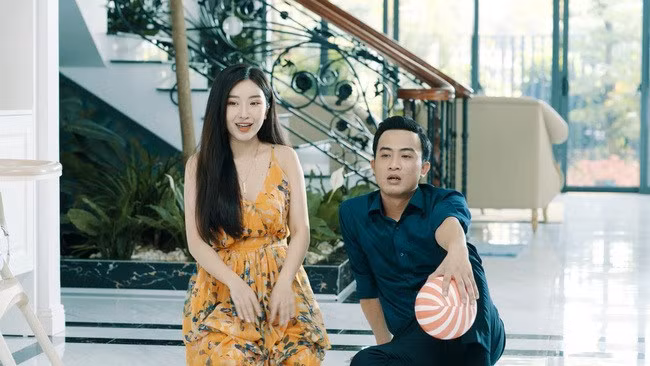 Trong phim "Đấu trí", ngoài dàn diễn viên nổi tiếng như Doãn Quốc Đam, nghệ sĩ Trung Anh... thì Ngọc Anh - cô nàng vào vai bồ nhí của Tuấn "nháy" cũng nhận được nhiều quan tâm. Xuất hiện ngay từ tập 1, cô "gây bão" vì nhan sắc xinh đẹp.