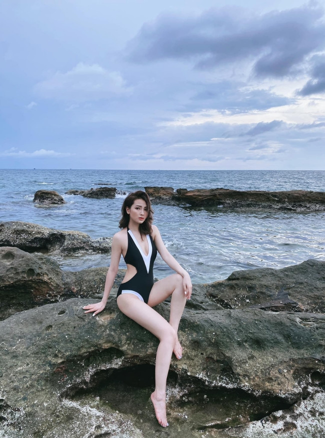 Tuy nhiên ngoài đời cô theo đuổi phong cách sexy, cá tính tôn lợi thế hình thể.