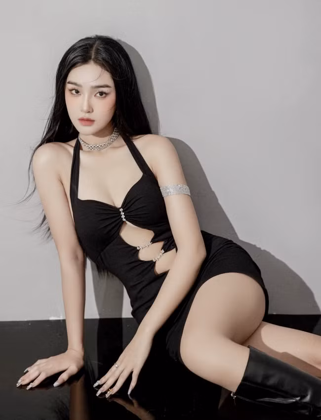 Trước đó, hot girl sinh năm 1999 cũng xuất hiện trong dự án phim "Hành trình công lý" với vai luật sư Thanh - trợ lý của Quân (Quốc Huy). Dù chỉ là vai phụ và xuất hiện thoáng qua màn ảnh nhưng cô được khen ngợi xinh đẹp, phong cách ăn mặc kín đáo chuẩn công sở phù hợp với nhân vật.