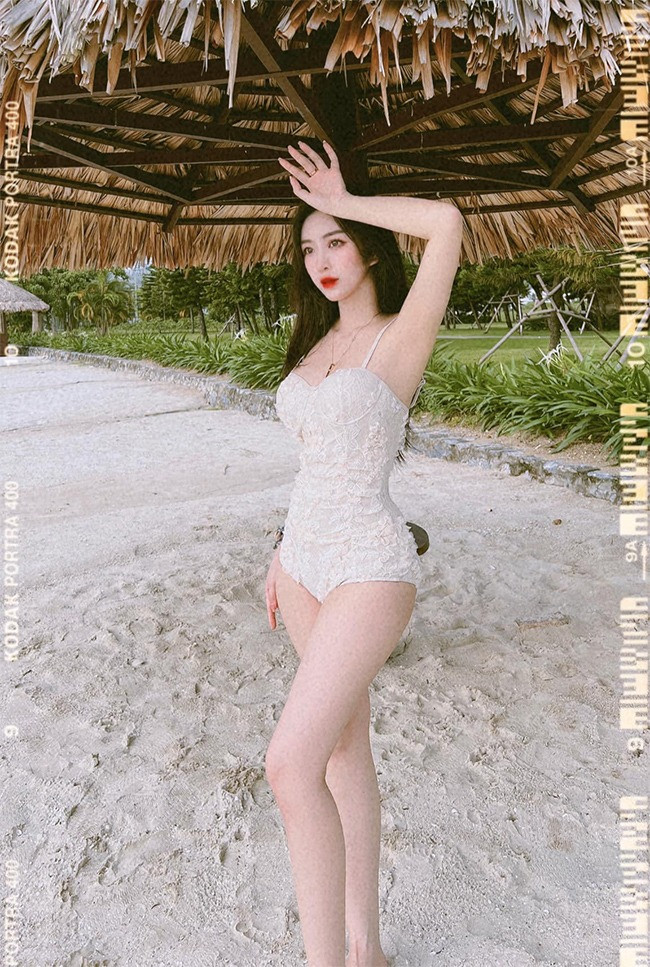 Với lợi thế ngoại hình, làn da trắng sáng mịn màng, Ngọc Anh theo đuổi phong cách gợi cảm, quyến rũ.