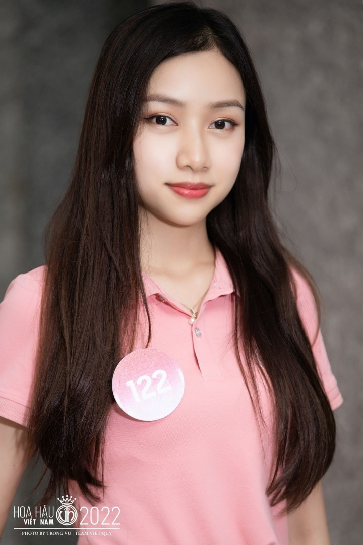 Ngay từ nhỏ, Nguyễn Ngọc Mai đã bộc lộ rõ niềm yêu thích đối với ngoại ngữ. Cô luôn nằm trong hàng ngũ học sinh giỏi tiếng Anh của trường cấp 2, cấp 3. Được gia đình tạo điều kiện, Nguyễn Ngọc Mai còn tham gia khóa du học trao đổi ở Trường Đại học Alicante, Tây Ban Nha. Nhờ quãng thời gian này, người đẹp sinh năm 1999 biết thêm một ngoại ngữ.