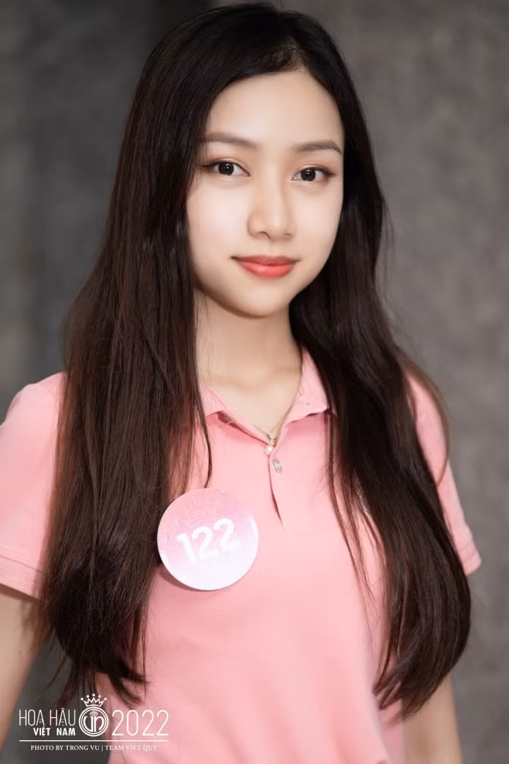 Ngay từ nhỏ, Nguyễn Ngọc Mai đã bộc lộ rõ niềm yêu thích đối với ngoại ngữ. Cô luôn nằm trong hàng ngũ học sinh giỏi tiếng Anh của trường cấp 2, cấp 3. Được gia đình tạo điều kiện, Nguyễn Ngọc Mai còn tham gia khóa du học trao đổi ở Trường Đại học Alicante, Tây Ban Nha. Nhờ quãng thời gian này, người đẹp sinh năm 1999 biết thêm một ngoại ngữ.