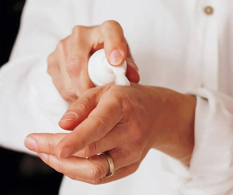 Nguoi phu nu mat dan thi luc vi chat doc trong kem trang da