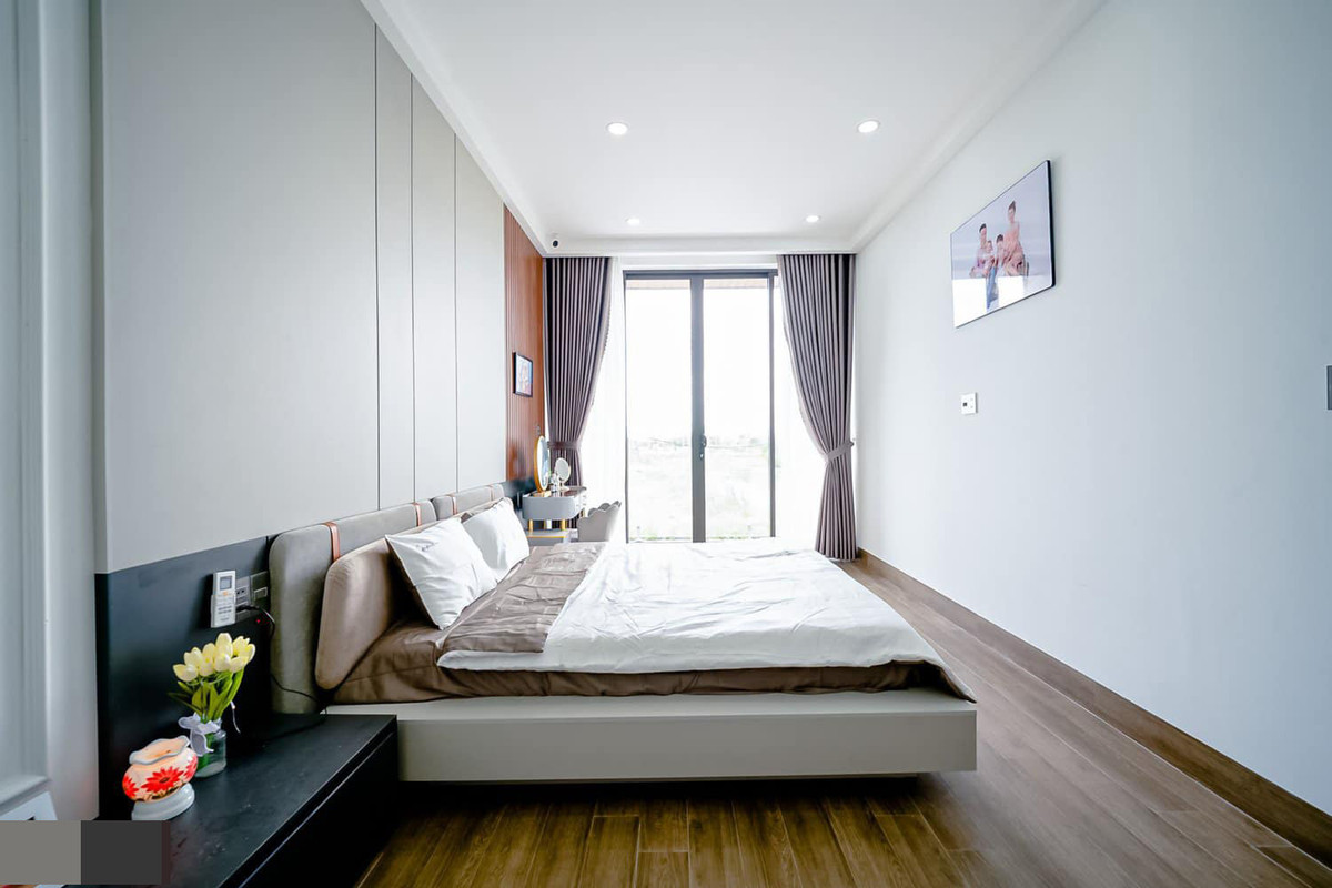 Phòng ngủ master thiết kế trang nhã, ấm cúng.
