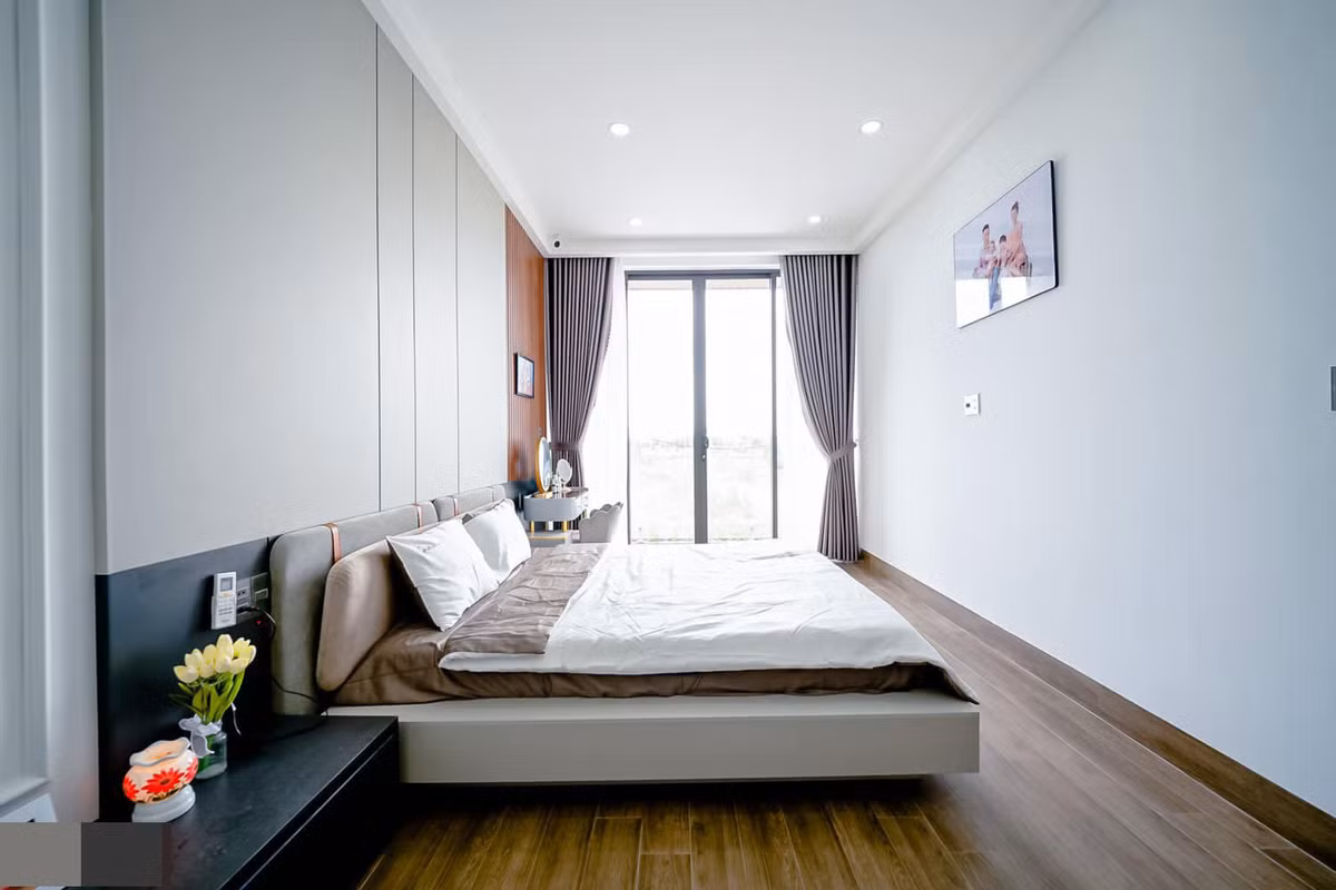Phòng ngủ master thiết kế trang nhã, ấm cúng.