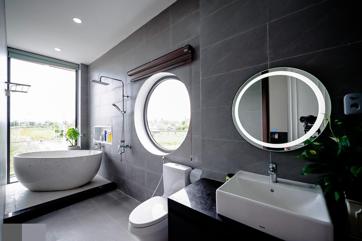 Phòng ngủ master có khu vệ sinh riêng với bồn tắm ngâm siêu chill.