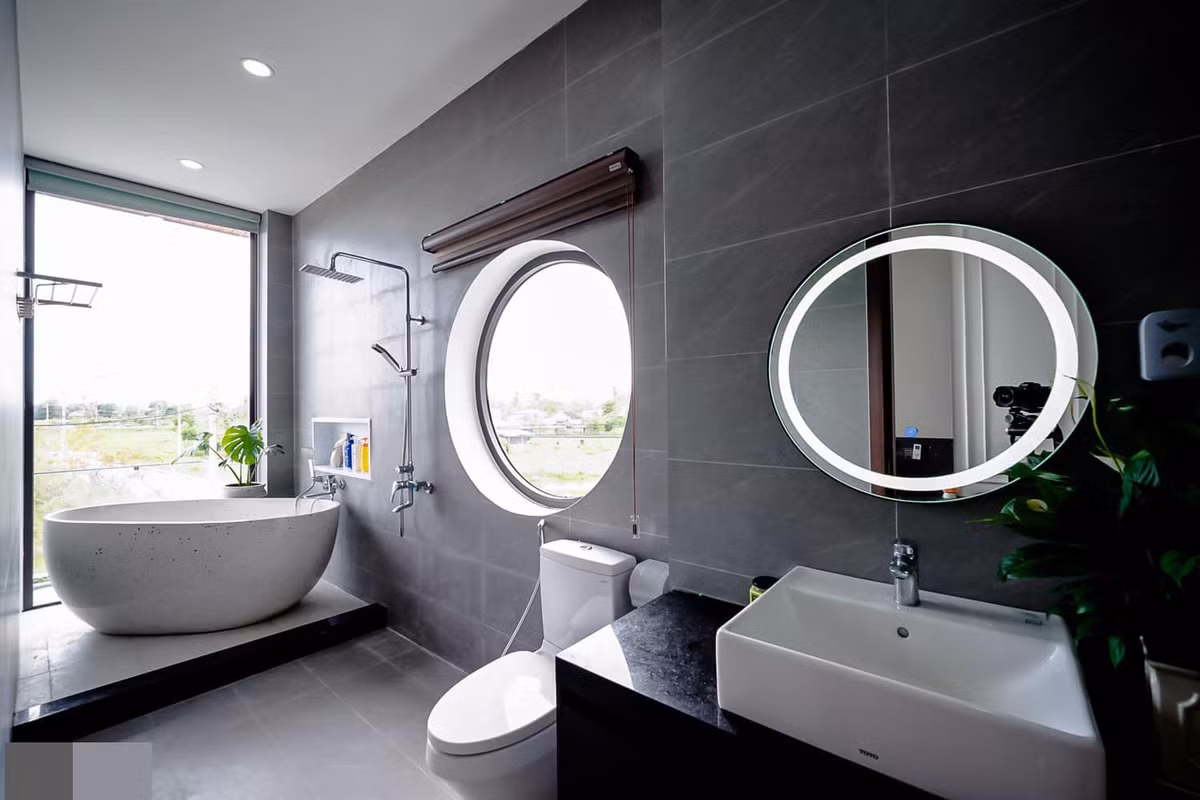 Phòng ngủ master có khu vệ sinh riêng với bồn tắm ngâm siêu chill.