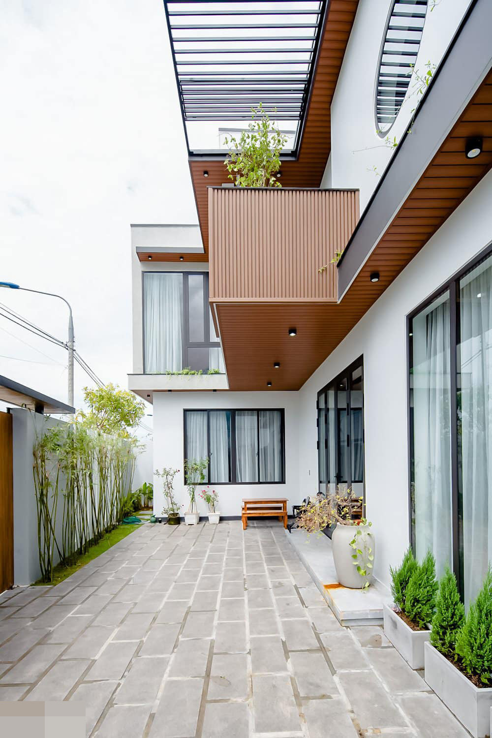 Sân vườn bố trí khoa học, phần tường trồng bụi trúc Nhật mang ý nghĩa phong thủy là phúc, lộc dồi dào. Từ phòng ngủ, phòng khách đều có thể bao quát sân vườn dễ dàng.