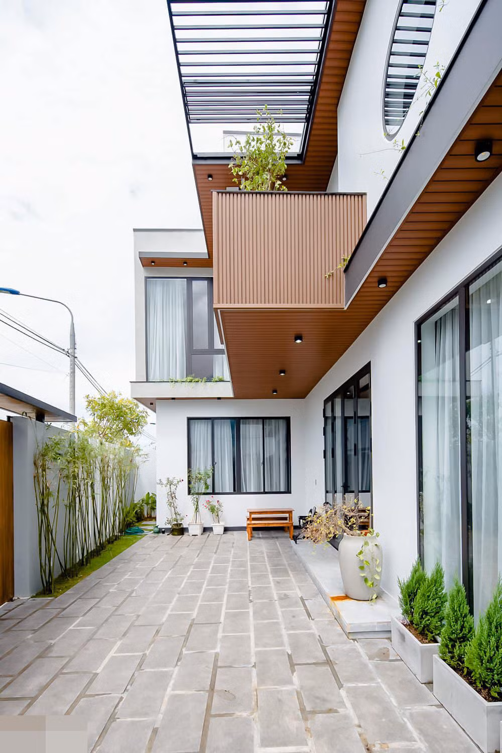 Sân vườn bố trí khoa học, phần tường trồng bụi trúc Nhật mang ý nghĩa phong thủy là phúc, lộc dồi dào. Từ phòng ngủ, phòng khách đều có thể bao quát sân vườn dễ dàng.