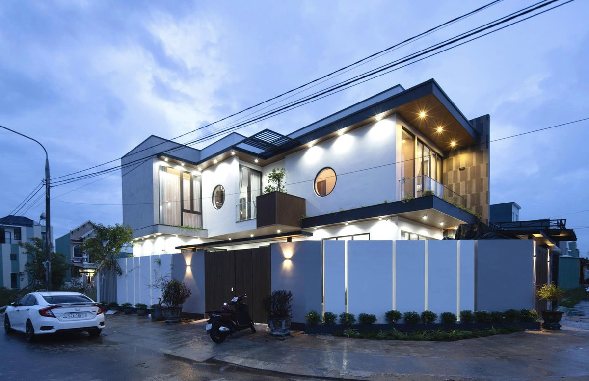 Công trình TT House là ngôi nhà hiện đại của cặp vợ chồng trẻ làm nghề kinh doanh ở TP.Tam Kỳ (Quảng Nam). Nhà do kiến trúc sư Nguyên Tương thiết kế.