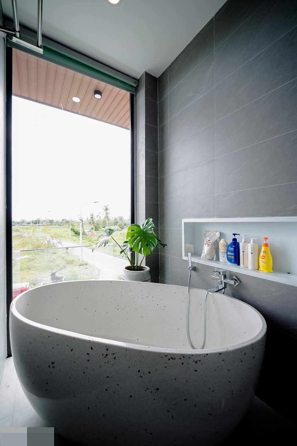 Từ bồn tắm có thể phóng tầm mắt ra khoảng không xa xa, giúp gia chủ giải tỏa những muộn phiền, căng thẳng trong tâm hồn.