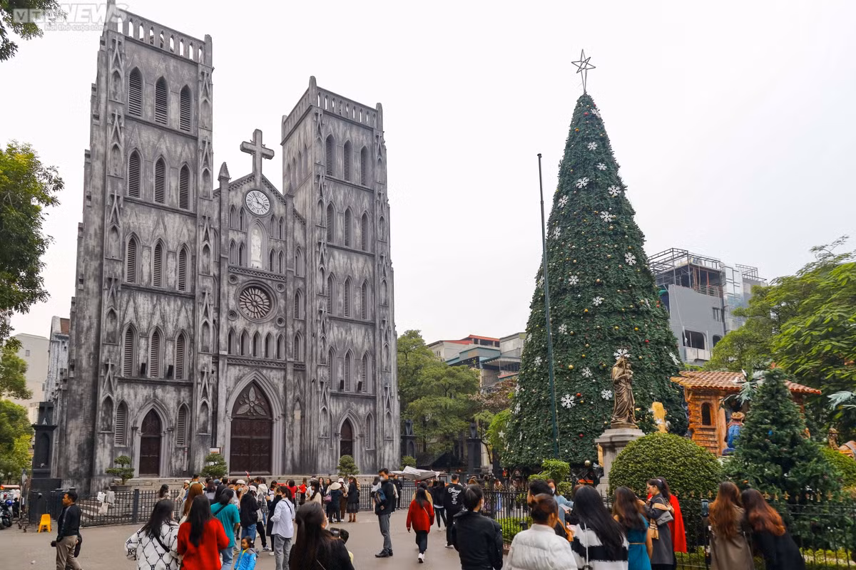  Nhà thờ Lớn những ngày cuối tuần thu hút dòng người nườm nượp đến chiêm ngưỡng cảnh sắc và chụp ảnh, check in cùng người thân.