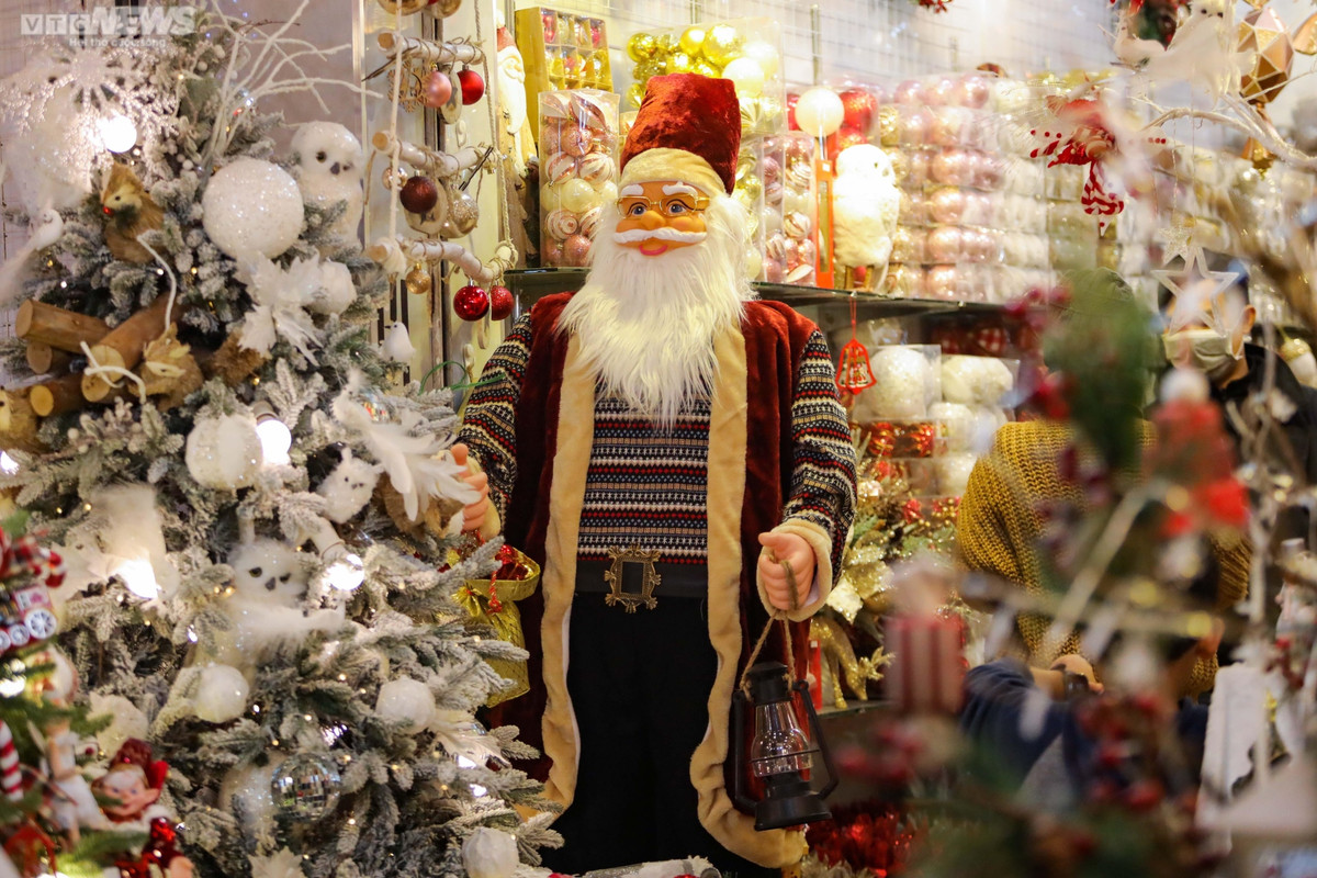 Hàng loạt đồ trang trí Noel được các cửa hàng bày bán.