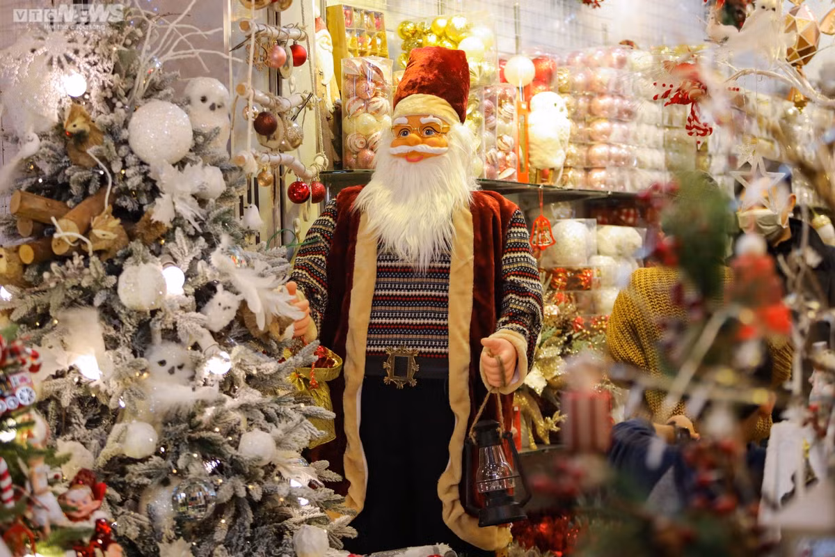 Hàng loạt đồ trang trí Noel được các cửa hàng bày bán.