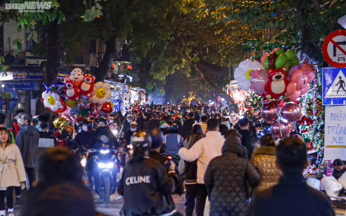 Khoảng 18h dòng người đổ về đây náo nhiệt, nhiều thời điểm con phố Hàng Mã ùn tắc do lượng người và phương tiện đông. Một số người đến đây để chụp ảnh lưu lại kỷ niệm, còn số khác đến để mua cho gia đình những món quà, đồ vật trang trí mùa Noel.