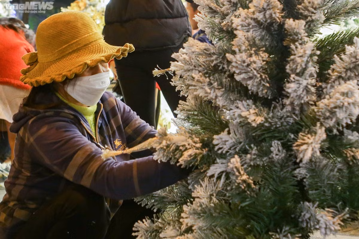 Các cửa hàng trên phố Hàng Mã đang gấp rút tạo hình cây thông Noel.
