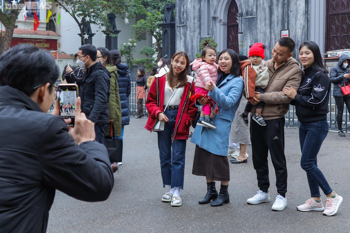 Nhà thờ Lớn luôn là nơi thu hút rất nhiều người tới đón không khí Giáng sinh.