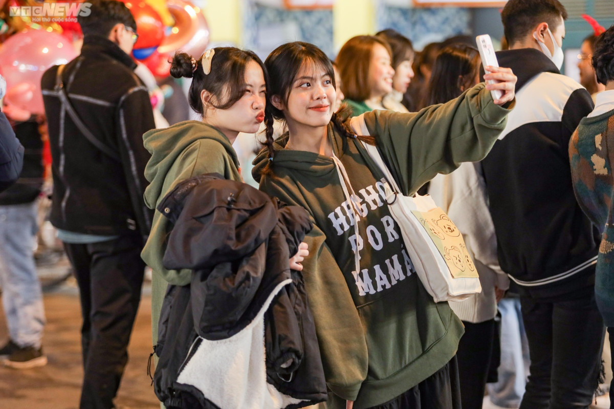 Đang hào hứng chụp ảnh cùng bạn bè, Đỗ Thuý Hằng (sinh viên năm nhất) cho biết, thật sự rất bất ngờ và thích thú với không khí tuyệt đẹp của lễ Noel tại phố Hàng Mã. "Mặc dù đã tính trước thời gian đi sớm để chụp ảnh cho đỡ đông người nhưng khi lên đây thì khu vực này đã đông kín người, muốn chụp bức ảnh để giữ làm kỷ niệm cũng khó vì rất đông người”, Thuý Hằng nói.