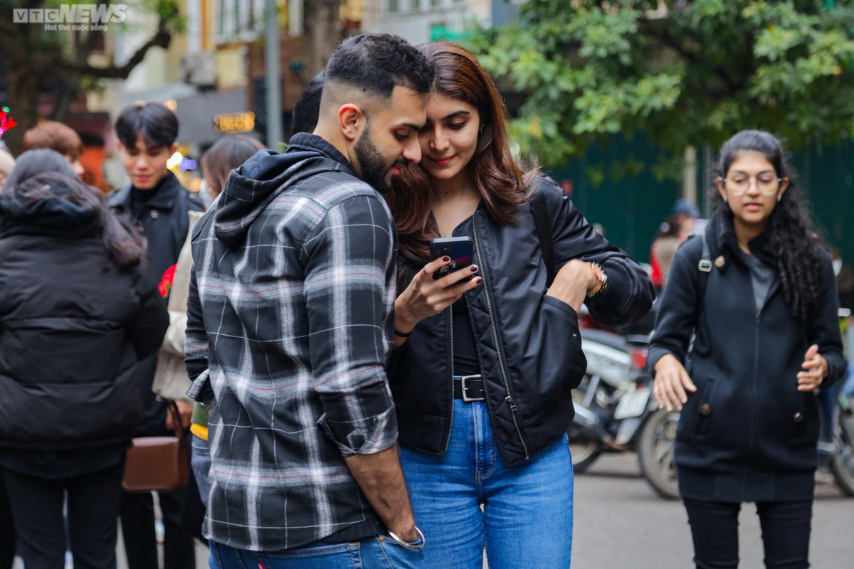 Du khách quốc tế thích thú với cảnh sắc Noel tại Việt Nam.