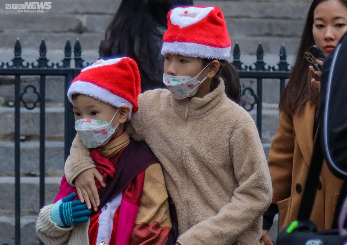 Các bạn trẻ thích thú tạo dáng, lưu lại những khoảnh khắc đẹp tại Nhà thờ Lớn.