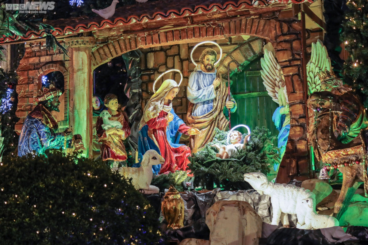 Điểm nhấn phía ngoài Nhà thờ Lớn dịp Noel năm nay là cây thông lớn cùng tiểu cảnh hang đá nơi Chúa giáng sinh.