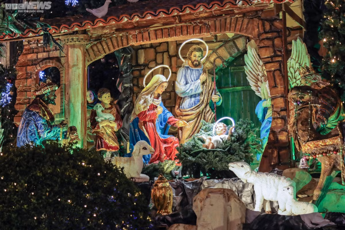Điểm nhấn phía ngoài Nhà thờ Lớn dịp Noel năm nay là cây thông lớn cùng tiểu cảnh hang đá nơi Chúa giáng sinh.