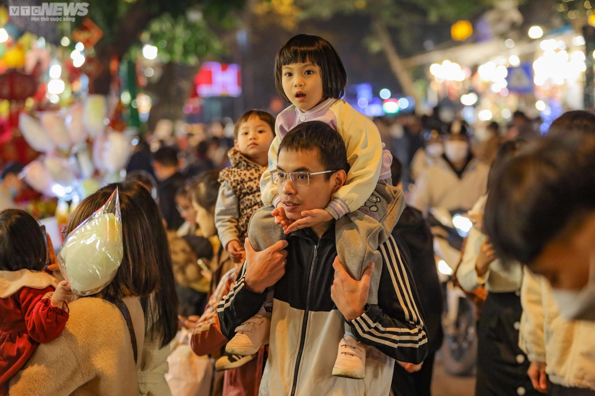 Phố Hàng Mã (Hà Nội) lung linh sắc màu. Đây là con phố nổi tiếng chuyên bày bán những đồ vật trang trí dịp lễ, tết. Nhằm thu hút khách hàng, những món đồ đẹp và độc đáo được các chủ cửa hàng bày biện ra mặt tiền và những vị trí dễ thấy nhất.